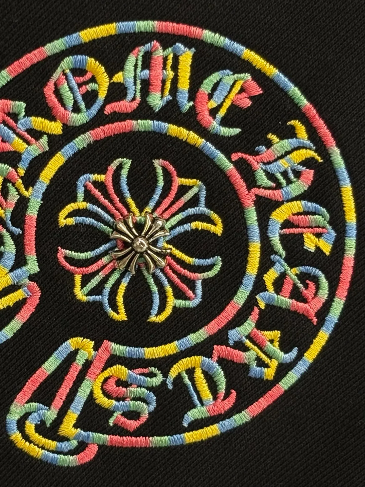 P250 [High Quality] Chrome Hearts Embroidery🪡Cross + Horseshoe‼ ️Round neck sweatshirt *Customized 420g terry cotton fabric, the fabric is soft, skin-friendly and comfortable *Embroidery process: front cross + rivet embroidery *A very simple and elegant classic continuation. It is unparalleled in terms of upper body comfort, interpreting your luxury and taste, and creating your fashion style and charm. Three complete standards. Same style for men and women. 𝐂𝐎𝐋𝐎𝐔𝐑: Black/White 𝐒𝐈𝐙𝐄: S-XL